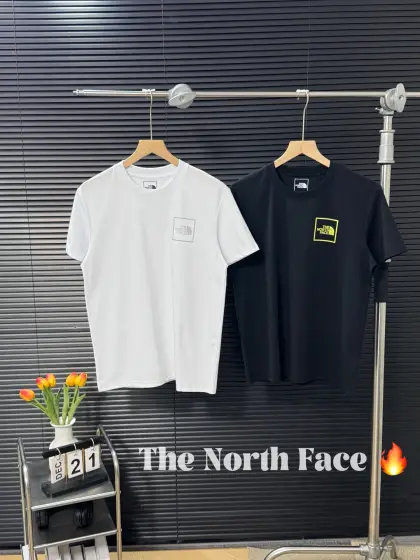 包邮 THE NORTH FACE / 北面 夏季男女情侣款彩色印花圆领短袖T恤 - 高品质230克索罗娜面料,亲肤透气不起球,印花采用进口浆料,时尚又个性,超级洋气的一款,强烈推荐单品,宽松版型休闲舒适不挑人,日常都很实穿时髦百搭~ 基础款天花板,采用230克面料,三针五线做工,领口定制螺纹不变形,领口包边条,肩膀处内里带压条,做工面料细节都无法挑剔,印花采用进口浆料,简直太完美了! 反正春夏穿刚好而且怎么穿都好看,属于基础搭配谁穿都好看!老粉闭眼入手就完事了太舒服了!款剪裁超讲究全身都有立体的螺纹拼接,拼接版型很正!而且整体宽松,男女同款,Oversize版型,宽松百搭最大可穿220斤! -颜色:黑色 白色 - 尺码表 - • M码 :肩宽 45 胸围 104 衣长 67 • L码 :肩宽 47 胸围 108 衣长 69 • XL码 :肩宽 51 胸围 112 衣长 71 • 2XL码 :肩宽 53 胸围 116 衣长 73 • 3XL码 :肩宽 55 胸围 120 衣长 75 • 4XL码 :肩宽 57 胸围 124 衣长 77 -推荐 码建议 :100斤-120斤 L码建议 :120斤-140斤 XL码建议:140斤-160斤 2XL码建议:160斤-180斤 3XL码建议:180斤-200斤 4XL码建议:200斤-220斤 ⚠️ 温馨提示:手工测量会存在 1-3cm 的正常误差.